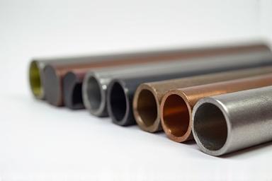 Eine Reihe von Metallteilen, die mit verschiedenen Oberflächenveredelungen glänzen